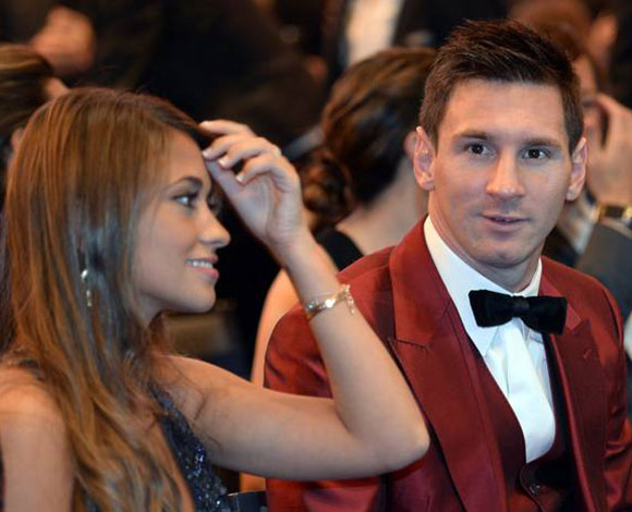  ميسي قبض مليون يورو من اجل ارتداء البدلة الحمراء !!