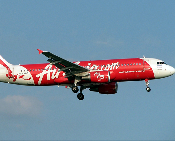 بعد أن غضبت من المضيفة ... راكبة ترشقها بماء ساخنة