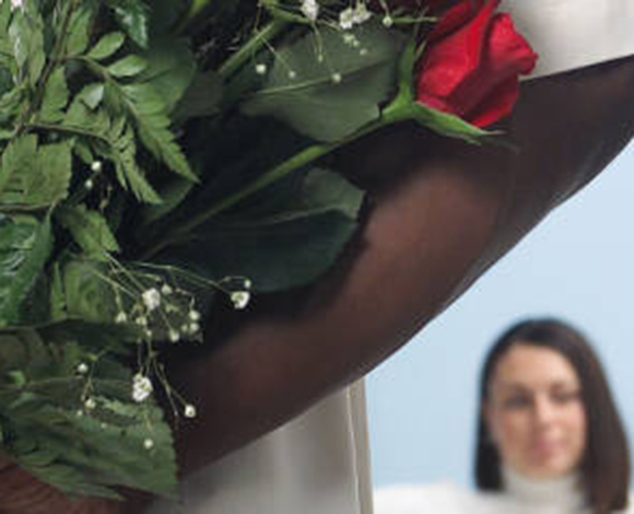 بالفيديو- اغرب اعتذار من رجل لزوجته