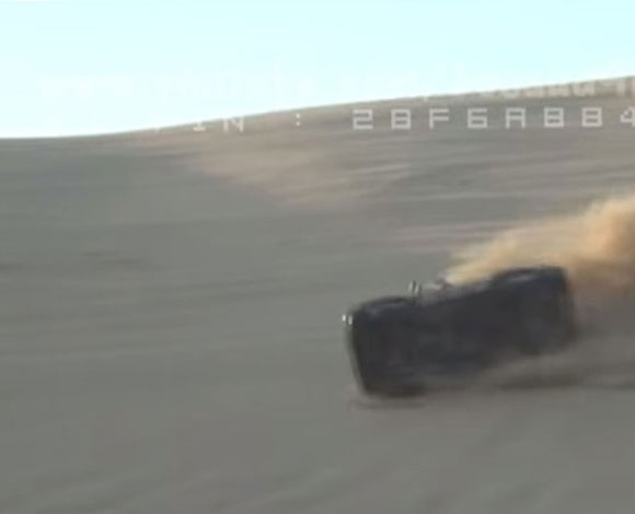 بالفيديو - تفحيط جيب كارثي في الكثبان الرملية