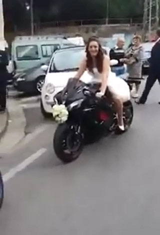 بالفيديو ... أغرب حفل زفاف على دراجة نارية