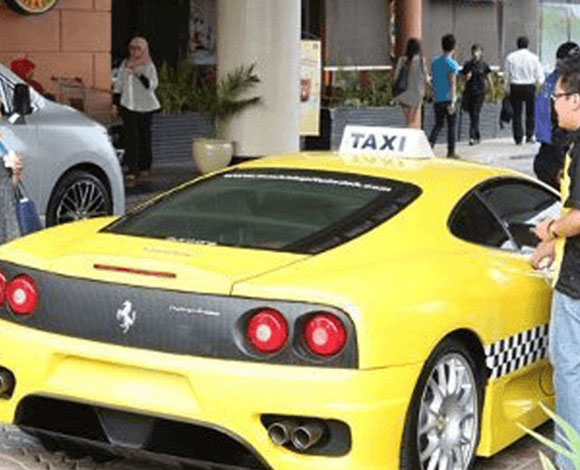 في دبي تستطيع أن تستقل تاكسي من نوع فيراري أو رلز رويس