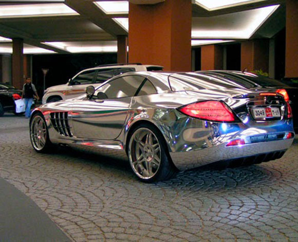 وصول سيارة "Mercedes-Benz SLR McLaren" المغطاة بالذهب الأبيض في دبي