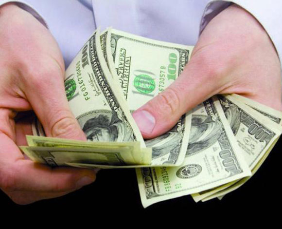 عرض زوجها شيكا بـ975 مليون دولار مقابل الطلاق فرفضت!!