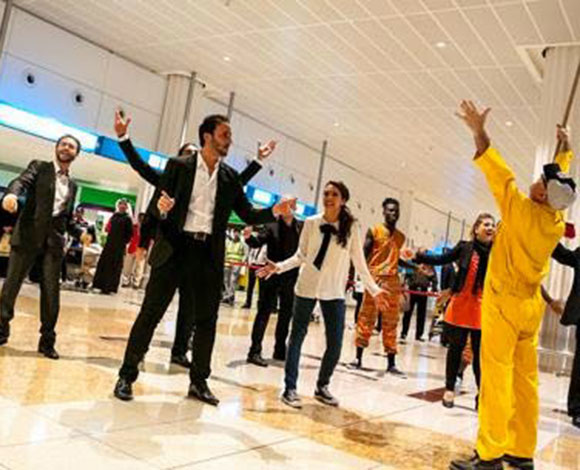 مطار دبي يستقبل زواره بالرقص والغناء من ضمن فعاليات مهرجان دبي للتسوق