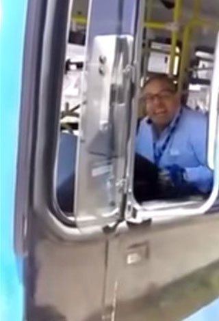 شبان يعتدون على سائق الحافلة فماذا كانت النتيجة؟ بالفيديو