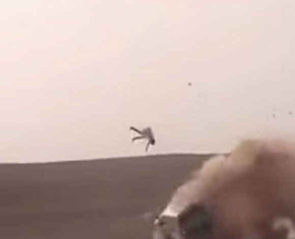 شاب سعودي يطير في السماء أثناء التفحيط