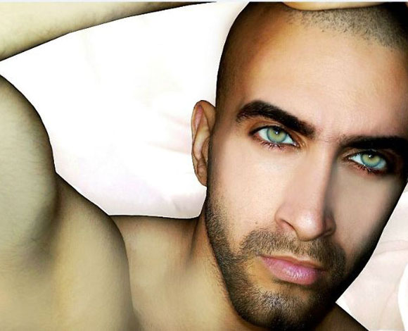 شاب صاحب أجمل عيون في العالم