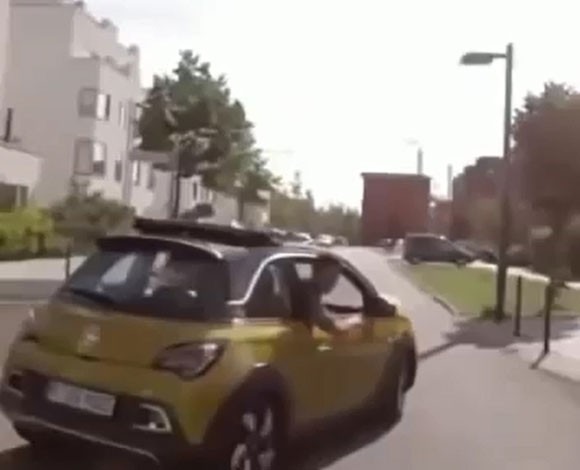 اغرب طريقة مجنونة لركوب سيارة شاهدها في هذا الفيديو