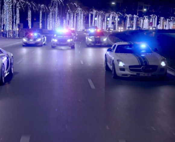 عندما تستعرض شرطة دبي أسطول سياراتها... فخامة ورقي