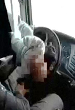 بالفيديو: والد يتجرد من إنسانيته ويربط رضيعه بمقود السيارة