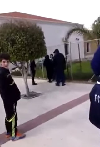 معركة بين فتاتين في إحدى المدارس ... بسبب شاب!