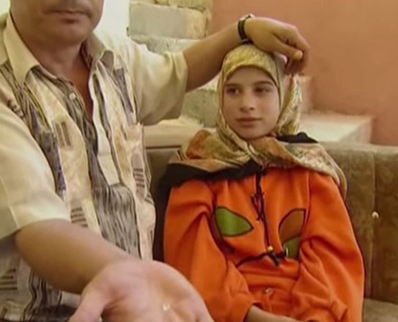 فتاة لبنانية دموعها على شكل حبات كريستال