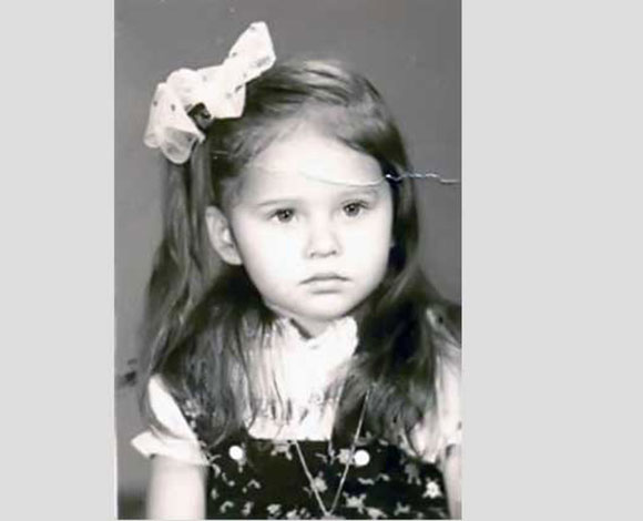 الا تعرف من تلك الفنانة في هذه الصورة !؟