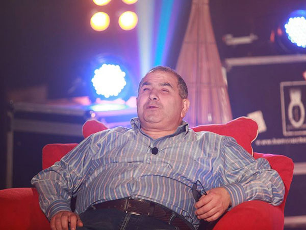 بالفيديو: إنهيار مذيع على الهواء ... ضحكاً