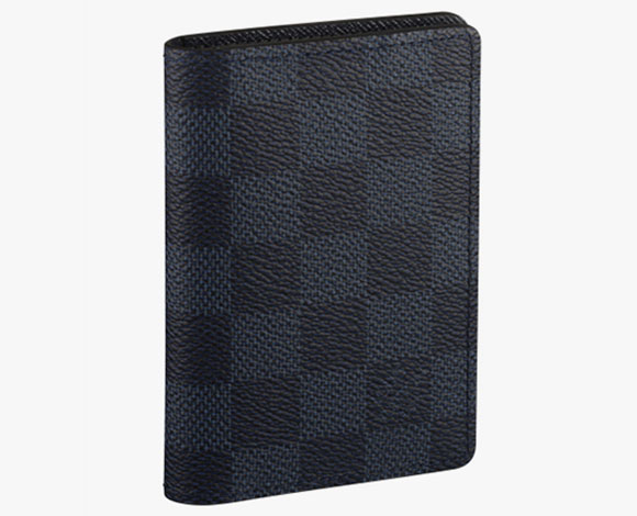الرجولة والأناقة عنوان تشكيلة Damier Cobalt من "لويس فويتن"
