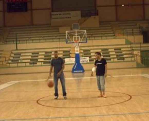 نجم الـ NBA توني باركر يستعرض مواهب لا تصدق في كرة السلة في هذا الفيديو