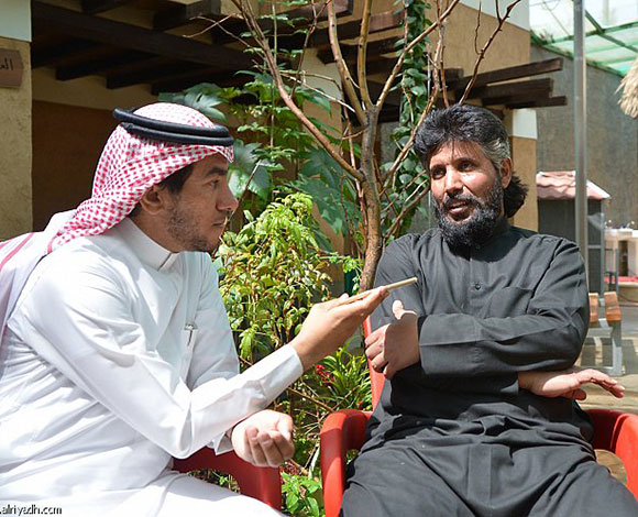 شاب سعودي يعيش مع 500 طائر!