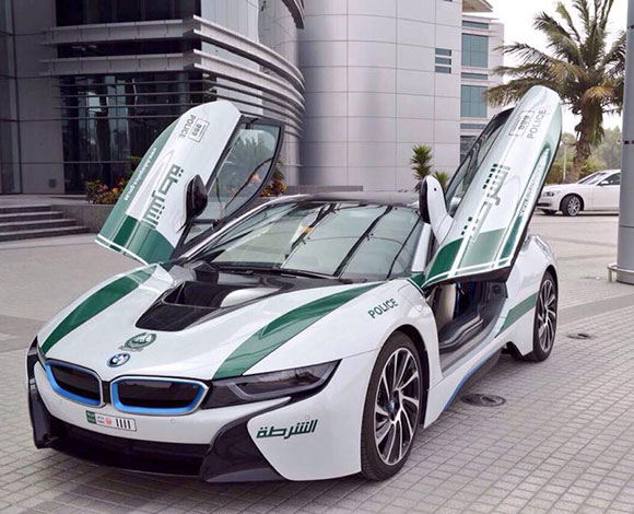 سيارة BMW i8 الفارهة تنضم إلى أسرع أسطول دوريات شرطة في العالم  شاهدها في هذا الفيديو