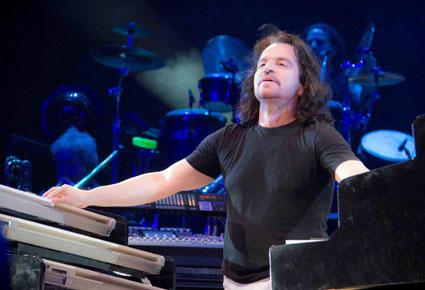 ياني يخطف الجمهور إلى عالم من دون حدود في دبي