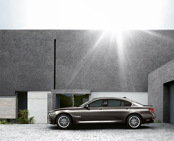 BMW الفئة السابعة تحافظ على ريادتها في فئة السيدان 