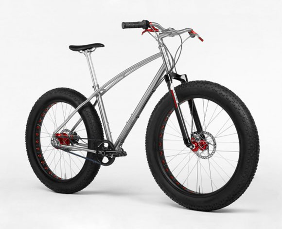 درّاجة مزوّدة بهيكل تيتانيوم وإطارات سميكة للسير في الجليد