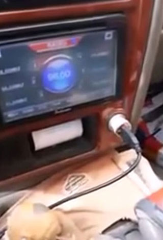 شاب سعودي يشكو ضرب زوجته له بالخيزران... بالفيديو