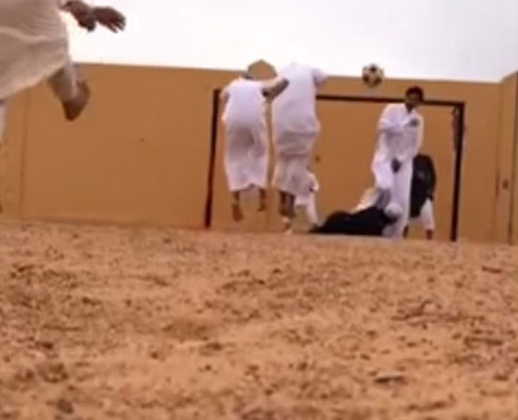 بالفيديو... سعوديون يقلدون ضربة حرة على طريقة المعلق الرياضي عصام شوالي