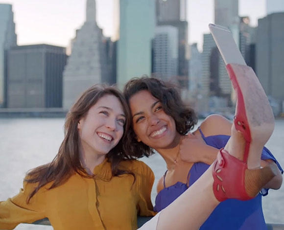 شاهد بالفيديو.. Selfie Shoes نساء تلتقط السلفي بحذائهن