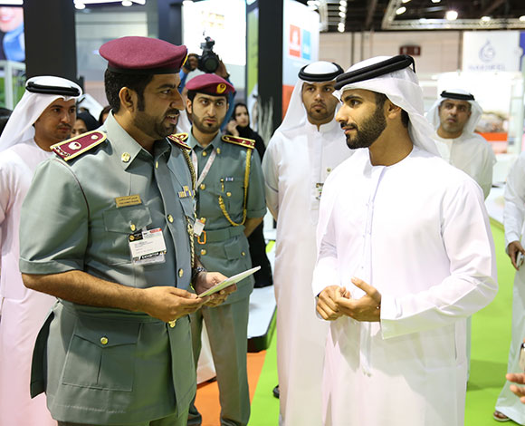منصور بن محمد بن راشد يزور معرض الإمارات للوظائف 2015