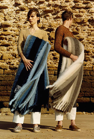 "Loewe" الفرنسية تطلق تشكيلتها الصيفية لرجل مرح وأنيق