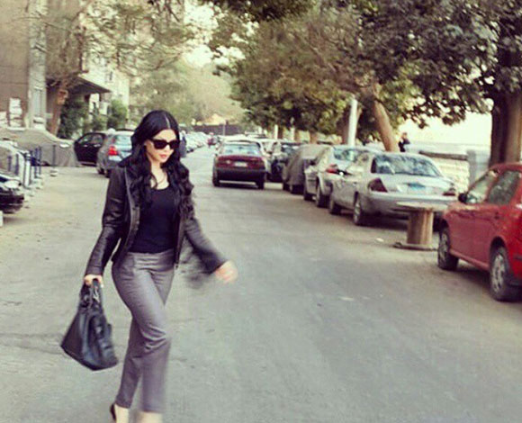 هيفاء وهبي تتجول بسيارة باهظة الثمن في مصر