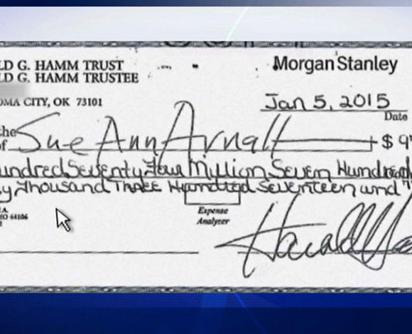 صدق أو لا تصدق ... زوجة ترفض شيكا بنحو مليار دولار؟