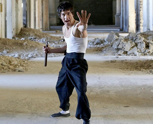 النجم الصيني بروس لي يعود إلى الحياة ولكن في أفغانستان بالفيديو Ra2ed