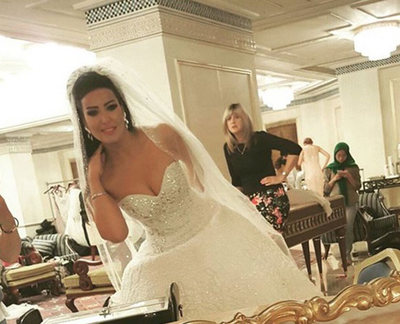 بالفيديو والصور- من هي الفنانة العربية التي شوهدت ترتدي أغلى فستان في العالم؟