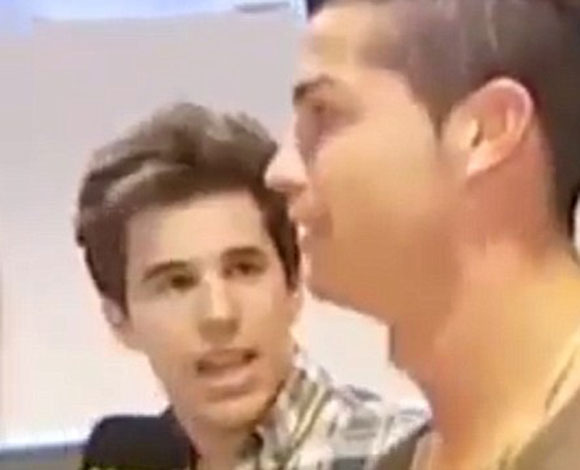 رونالدو يواصل مقاطعته الاعلام ولكنه يهديه مشروبات غازية