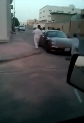 احذر أن تركن سيارتك الفاخرة في الرياض... والسبب هذا الفيديو المضحك