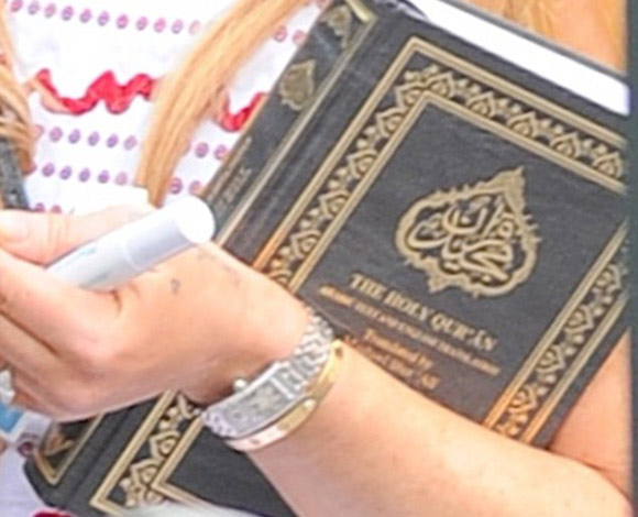 بالصور... هل اعتنقت ليندسي لوهان الإسلام؟