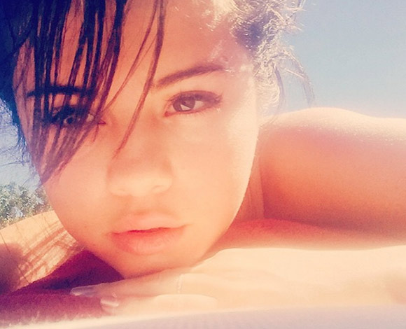 نجمات تتباهين على الإنترنت بإطلالاتهن المثيرة بدون ماكياج