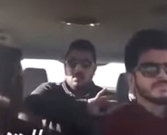 الشباب السعودي كيف يكونو قبل وبعد نقطة تفتيش ... مضحك جدا بالفيديو
