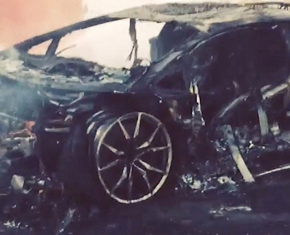 بالفيديو والصور: سيارة لامبورغيني تتحول الى ركام في دبي