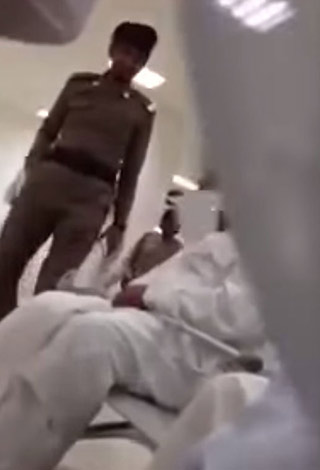 شاهد رد فعل رجال الأمن عند صراخ رجل سعودي في المطار بالفيديو