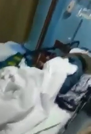 بالفيديو- فضيحة داخل إحدى المستشفيات السعودية ... رجل يصرخ والطبيب يهرب