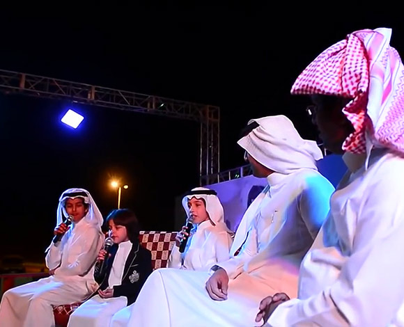 بالفيديو ... طفل سعودي يفجئ الحضور ... فماذا فعل؟