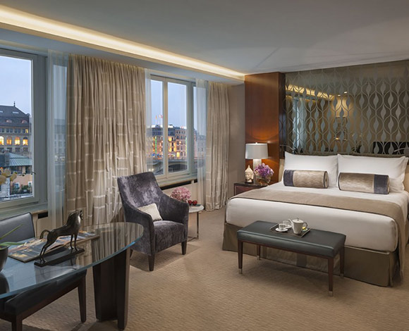 عرض مغر من فندق Mandarin Oriental ودار شوبارد للمجوهرات