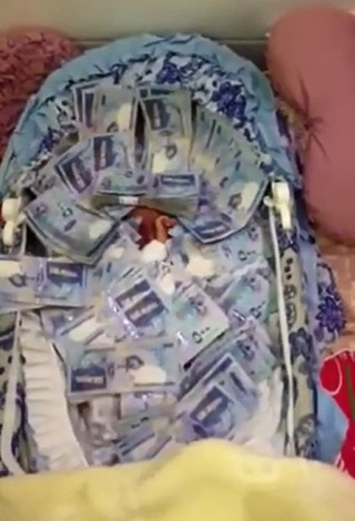 بالفيديو: خليجي يغرق طفلا رضيعاً بالأموال