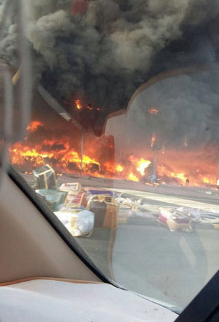 بالفيديو .. حريق كبير في الفجيرة دمر 13 محلا تجاريا