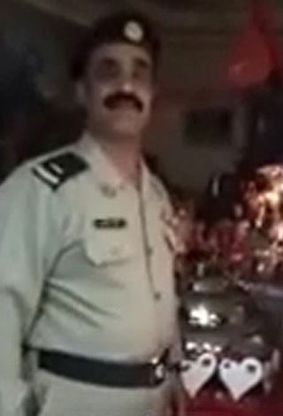شاهد بالفيديو كيف احتفلت سيدة سعودية بتقاعد زوجها العسكري
