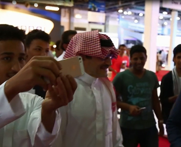 بالفيديو : "الوليد بن طلال" يلتقط صوراً سيلفي مع معجبيه