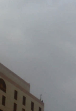 بالفيديو- سعودي يحاول الانتحار من فوق فندق مجاور للمسجد النبوي